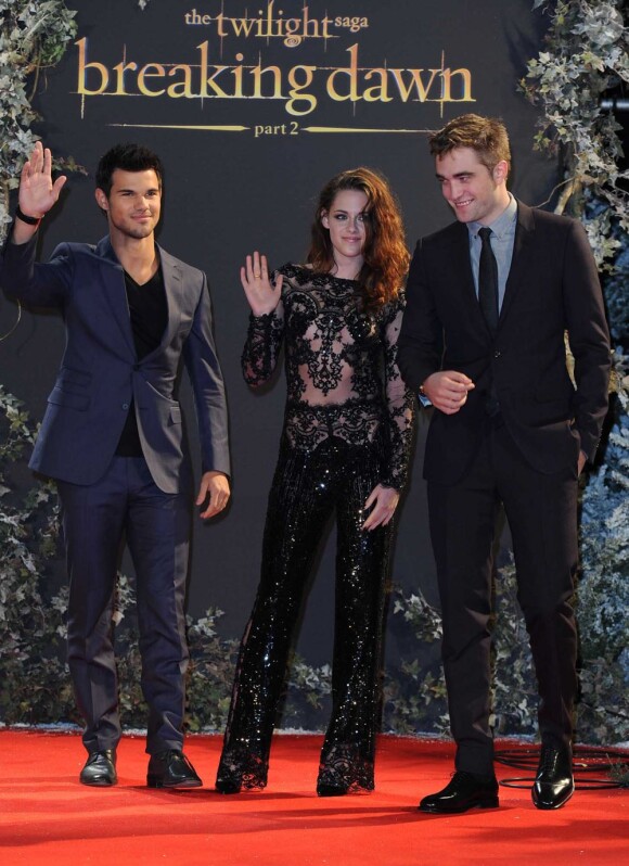 Taylor Lautner, Kristen Stewart et Robert Pattinson lors de l'avant-premiere du film Twilight 5 - Révélation à Londres, le 14 novembre 2012