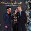 Taylor Lautner aux côtés d'une tendre Kristen Stewart avec son boyfriend Robert Pattinson lors de l'avant-premiere du film Twilight 5 - Révélation à Londres, le 14 novembre 2012