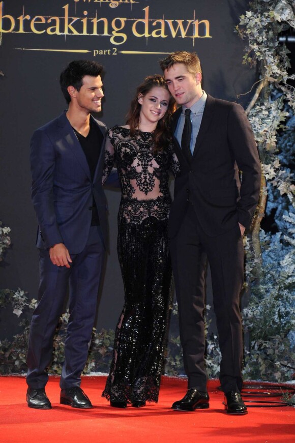 Taylor Lautner aux côtés d'une tendre Kristen Stewart avec son boyfriend Robert Pattinson lors de l'avant-premiere du film Twilight 5 - Révélation à Londres, le 14 novembre 2012
