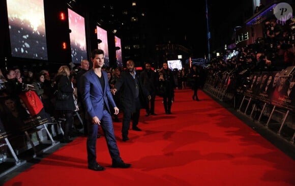 Taylor Lautner sur le long tapis rouge.