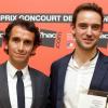 Alexandre Bompard, le président de la FNAC, remet le prix Goncourt des lycéens à Joël Dicker pour La Vérité sur l'affaire Harry Quebert, le 15 novembre 2012.