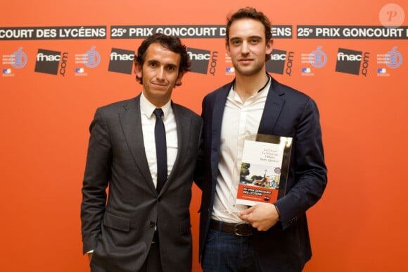 Alexandre Bompard, le président de la FNAC, remet le prix Goncourt des lycéens à Joël Dicker, le 15 novembre 2012.