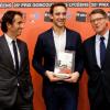 Alexandre Bompard et Vincent Peillon, le ministre de l'Education, remettent le prix Goncourt des lycéens à Joël Dicker, le 15 novembre 2012.