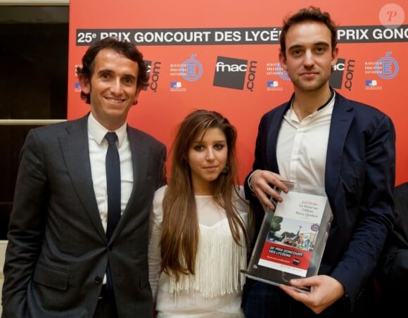 Alexandre Bompard, le président de la FNAC, remet le prix Goncourt des lycéens à Joël Dicker aux côtés d'une jurée, le 15 novembre 2012.