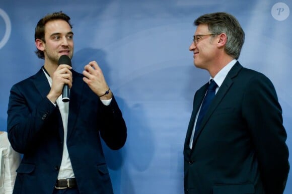 Joël Dicker et Vincent Peillon, le ministre de l'Education, le 15 novembre 2012 à Paris.