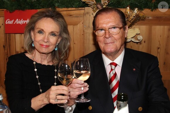 Sir Roger Moore et sa femme Kristina Tholstrup au marché de Noël de Gut Aiderbichl près de Salzbourg le 15 novembre 2012.