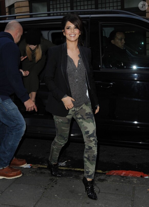 Cheryl Cole à Londres, porte un blazer boy. by Band of Outsiders sur un top gris, un pantalon camouflage Textile Elizabeth and James et des bottines Tabitha Simmons. Le 15 novembre 2012.