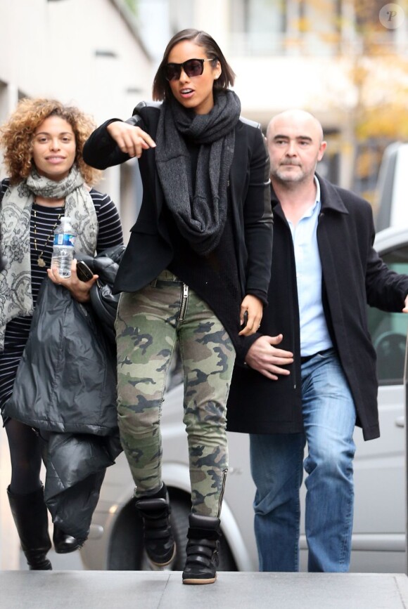Alicia Keys de passage dans les studios de NRJ 12, porte des lunettes de soleil Grey Ant, un blazer Rag & Bone, un pantalon Textile Elizabeth and James et des baskets Isabel Marant. Paris, le 13 novembre 2012.