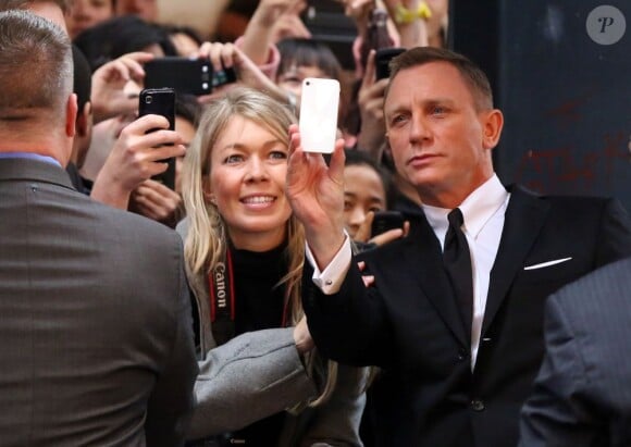 Daniel Craig face aux fans lors de l'avant-première du film Skyfall à Sydney le 16 novembre 2012