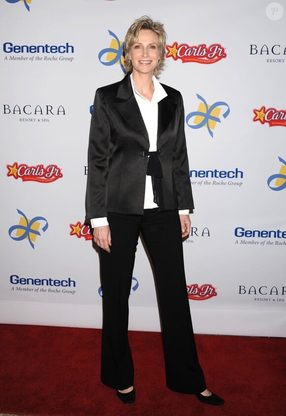 Jane Lynch en costume noir à la 11e soirée annuelle du gala Celebration of Dreams à Santa Barbara, le 16 novembre 2012.