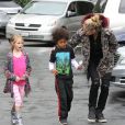 La belle Heidi Klum, accompagnée de son fils Henry et de sa fille Leni, vont faire du shopping à Brentwood, le 17 novembre 2012.