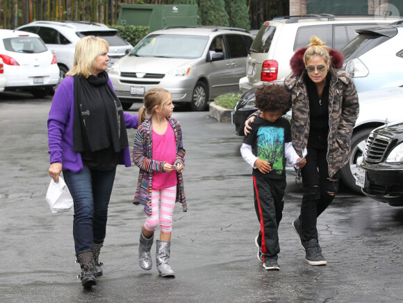 Heidi Klum, accompagnée de son fils Henry et de sa jolie fille Leni, vont faire du shopping à Brentwood, le 17 novembre 2012.