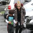 Heidi Klum, accompagnée de son fils Henry, vont faire du shopping à Brentwood, le 17 novembre 2012.