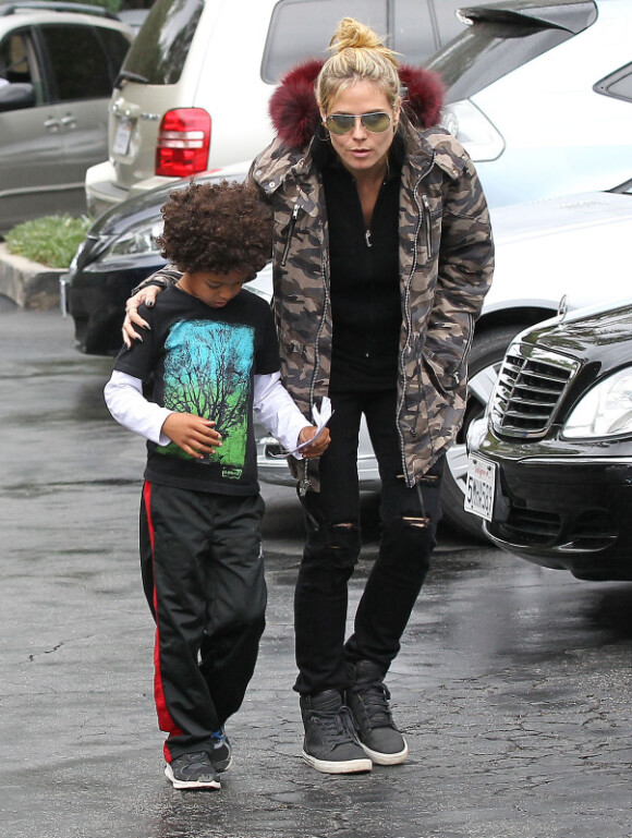 Heidi Klum, accompagnée de son fils Henry, vont faire du shopping à Brentwood, le 17 novembre 2012.