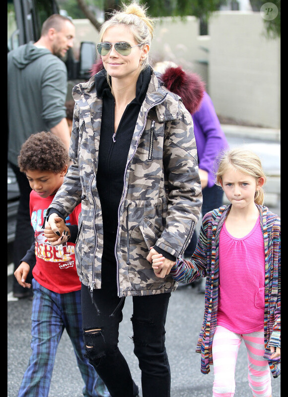Heidi Klum va faire du shopping avec ses enfants Leni et Henry, à Brentwood, le 17 novembre 2012.