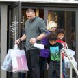 Martin Kristen, va faire du shopping avec les enfants d'Heidi Klum : Leni, Henry, Johan et Lou à Brentwood, le 17 novembre 2012.