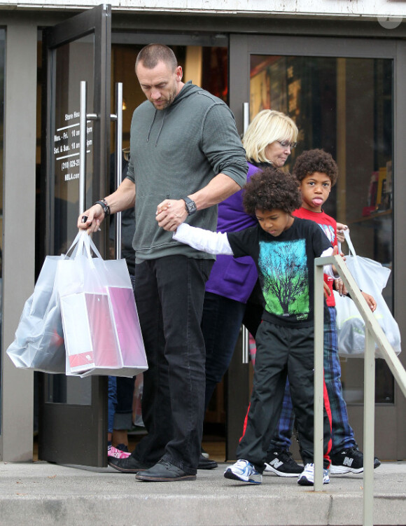 Martin Kristen, va faire du shopping avec les enfants d'Heidi Klum : Leni, Henry, Johan et Lou à Brentwood, le 17 novembre 2012.
