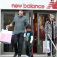 Heidi Klum, accompagnée de son petit ami Martin Kristen, va faire du shopping avec ses enfants Leni, Henry, Johan et Lou à Brentwood, le 17 novembre 2012.