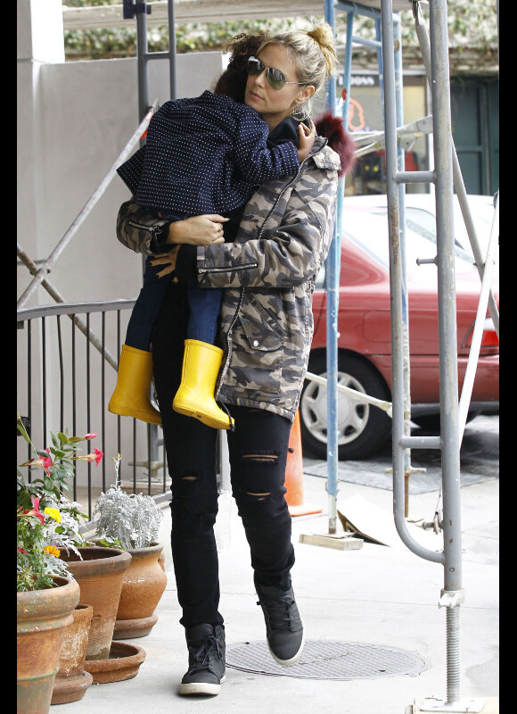 Heidi Klum tenant Lou dans ses bras à Brentwood, le 17 novembre 2012.