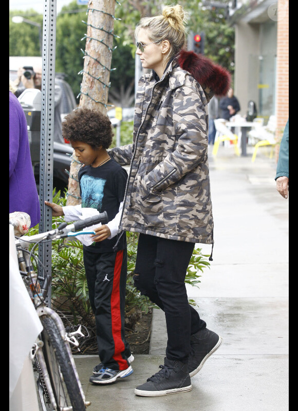 Heidi Klum et son fils Johan à Brentwood, le 17 novembre 2012.