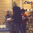 Heidi Klum, accompagnée de son petit ami Martin Kristen, va faire du shopping avec ses enfants Leni, Henry, Johan et Lou à Brentwood, le 17 novembre 2012.