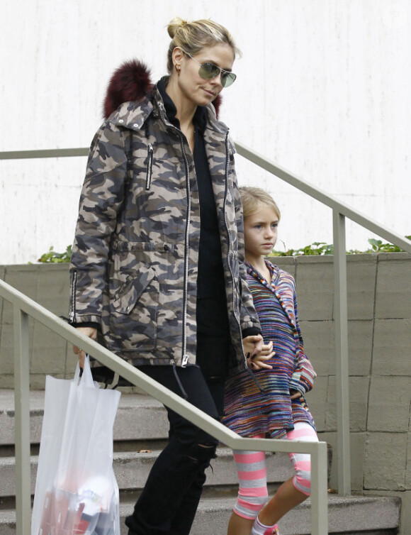 Heidi Klum accompagnée de sa fille Leni à Brentwood, le 17 novembre 2012.