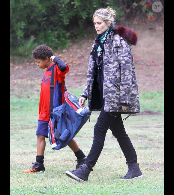 Heidi Klum emmène son fils Henry à son match de football à Brentwood, Los Angeles. Le 17 novembre 2012.