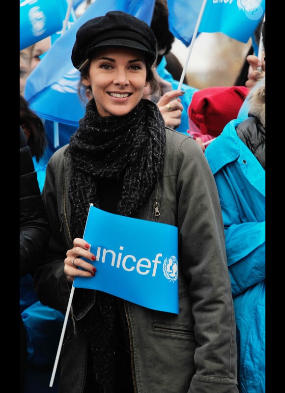 Melissa Theuriau ravissante et engagée pour l'opération Poussettes vides au profil de l'Unicef à Paris dans les jardins du Trocadéro le 18 novembre 2012