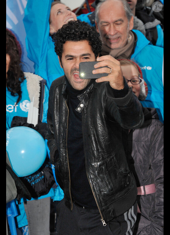 Jamel Debbouze présent et motivé pour l'opération Poussettes vides au profil de l'Unicef à Paris dans les jardins du Trocadéro le 18 novembre 2012