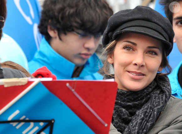 Melissa Theuriau ravissante et engagée pour l'opération Poussettes vides au profil de l'Unicef à Paris dans les jardins du Trocadéro le 18 novembre 2012
