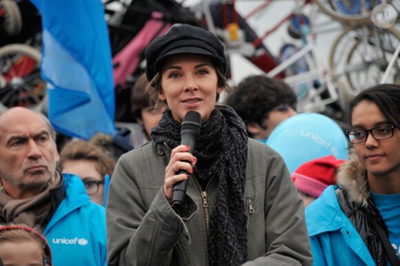 Melissa Theuriau ravissante et engagée pour l'opération Poussettes vides au profil de l'Unicef à Paris dans les jardins du Trocadéro le 18 novembre 2012