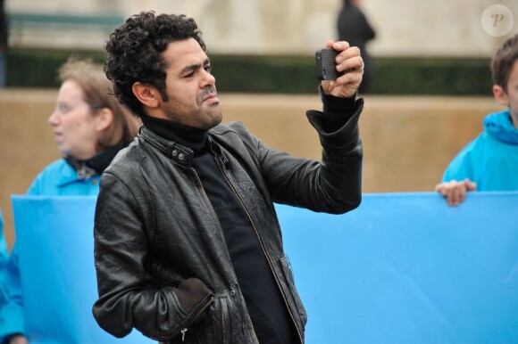 Jamel Debbouze présent et motivé pour l'opération Poussettes vides au profil de l'Unicef à Paris dans les jardins du Trocadéro le 18 novembre 2012