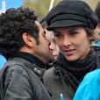 Melissa Theuriau et Jamel Debbouze soutiennent ensemble l'opération Poussettes vides au profil de l'Unicef à Paris dans les jardins du Trocadéro le 18 novembre 2012