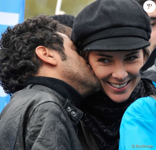 Melissa Theuriau et Jamel Debbouze, toujours plus complices et amoureux, lors de l'opération Poussettes vides au profil de l'Unicef à Paris dans les jardins du Trocadéro le 18 novembre 2012