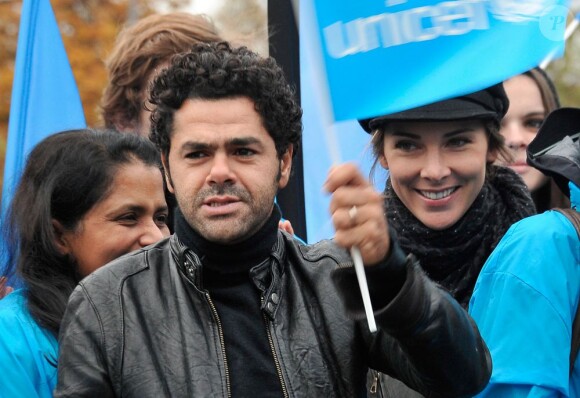 Melissa Theuriau et Jamel Debbouze soutiennent ensemble l'opération Poussettes vides au profil de l'Unicef à Paris dans les jardins du Trocadéro le 18 novembre 2012