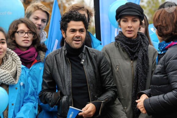 Melissa Theuriau et Jamel Debbouze soutiennent ensemble l'opération Poussettes vides au profil de l'Unicef à Paris dans les jardins du Trocadéro le 18 novembre 2012