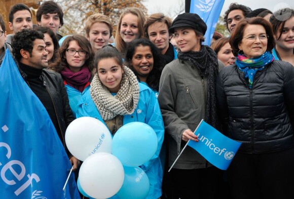 Melissa Theuriau et Jamel Debbouze soutiennent ensemble l'opération Poussettes vides au profil de l'Unicef à Paris dans les jardins du Trocadéro le 18 novembre 2012
