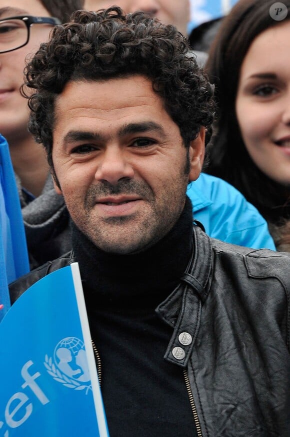 Jamel Debbouze présent et motivé pour l'opération Poussettes vides au profil de l'Unicef à Paris dans les jardins du Trocadéro le 18 novembre 2012