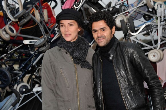 Melissa Theuriau et Jamel Debbouze soutiennent ensemble l'opération Poussettes vides au profil de l'Unicef à Paris dans les jardins du Trocadéro le 18 novembre 2012