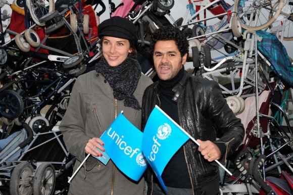 Melissa Theuriau et Jamel Debbouze soutiennent ensemble l'opération Poussettes vides au profil de l'Unicef à Paris dans les jardins du Trocadéro le 18 novembre 2012