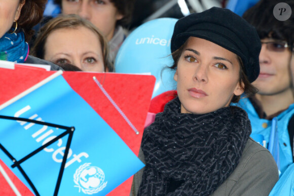 Melissa Theuriau, digne et engagée, pour l'opération Poussettes vides au profil de l'Unicef à Paris dans les jardins du Trocadéro le 18 novembre 2012