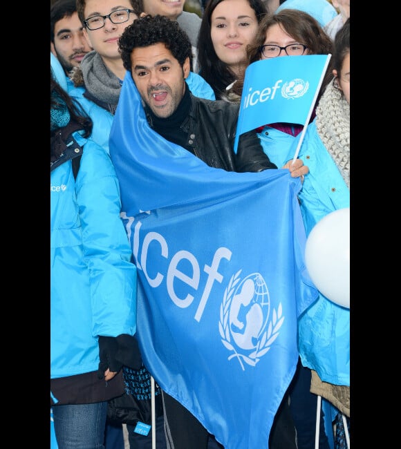 Jamel Debbouze plus motivé que jamais pour soutenir l'opération Poussettes vides au profil de l'Unicef à Paris dans les jardins du Trocadéro le 18 novembre 2012