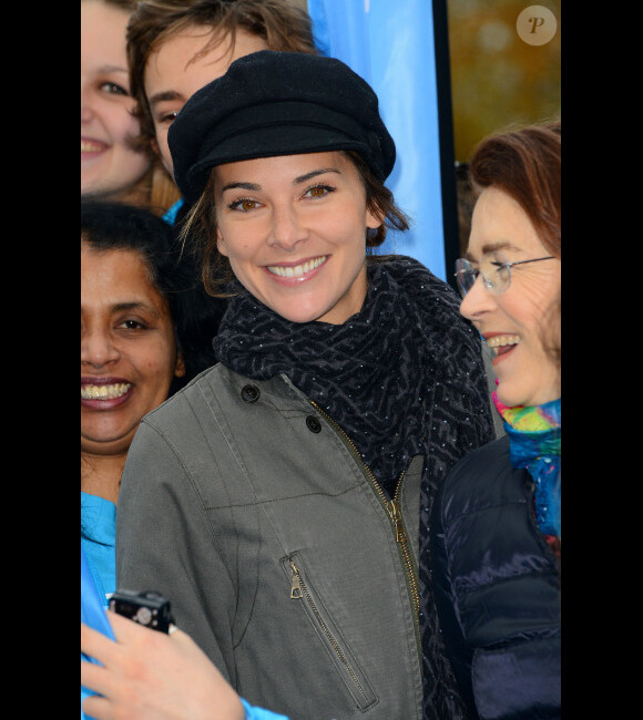 Melissa Theuriau, digne et engagée, pour l'opération Poussettes vides au profil de l'Unicef à Paris dans les jardins du Trocadéro le 18 novembre 2012