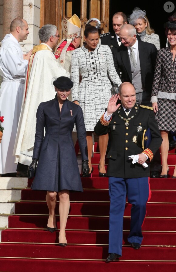 Le prince Albert II de Monaco, la princesse Charlene, la princesse Stéphanie devant la cathédrale de Monaco après la messe solennelle du Te Deum célébrée pour la Fête nationale le 19 novembre 2012.