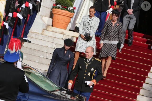 Le prince Albert II de Monaco, la princesse Charlene, la princesse Stéphanie et la princesse Caroline quittent la cathédrale de Monaco après la messe solennelle du Te Deum célébrée pour la Fête nationale le 19 novembre 2012.