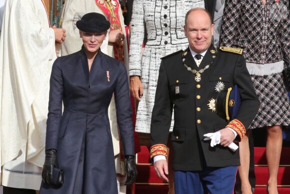 Le prince Albert de Monaco et la princesse Charlene au sortir de la messe solennelle du Te Deum célébrée pour la Fête nationale le 19 novembre 2012.