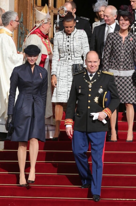 Le prince Albert, avec la princesse Charlene et suivi de ses soeurs les princesses Stéphanie et Caroline, devant la cathédrale de Monaco après la messe solennelle du Te Deum célébrée pour la Fête nationale le 19 novembre 2012.