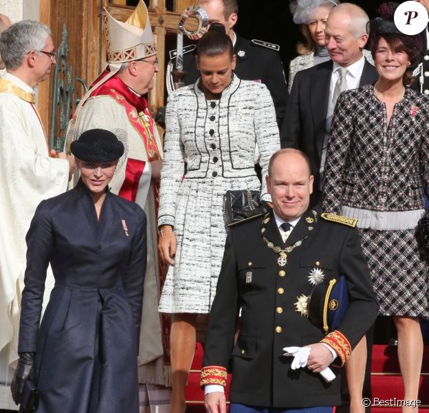 Le prince Albert, avec la princesse Charlene et suivi de ses soeurs les princesses Stéphanie et Caroline, devant la cathédrale de Monaco après la messe solennelle du Te Deum célébrée pour la Fête nationale le 19 novembre 2012.