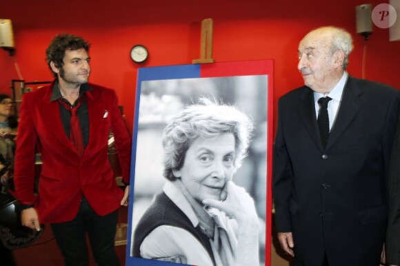 Matthieu Chedid et Louis Selim Chedid lors de l'hommage à Andrée Chedid, décédée le 6 février 2011, qui donne son nom à la bibliothèque Beaugrenelle à Paris, le 19 novembre 2012.