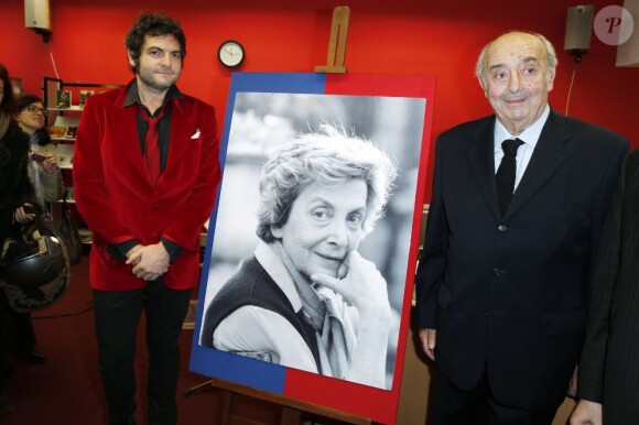 Matthieu Chedid et Louis Selim Chedid lors de l'hommage à Andrée Chedid, décédée le 6 février 2011, qui donne son nom à la bibliothèque Beaugrenelle à Paris, le 19 novembre 2012.